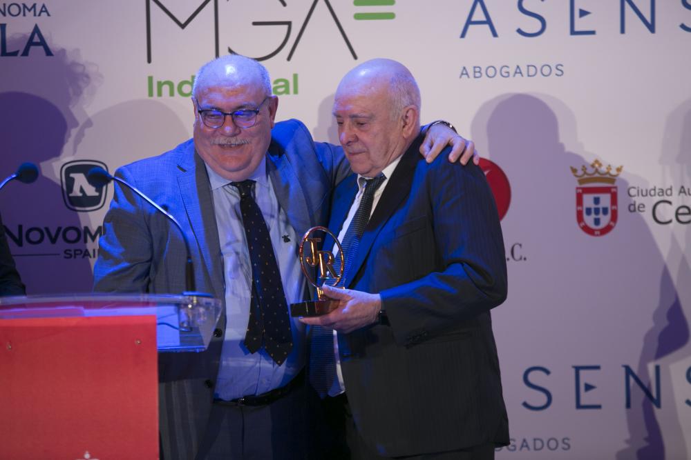 ASÍ NOS CUENTA ACRISMATIC el premio a JESÚS ÁLAMO rodeado de su familia en el Teatro Real