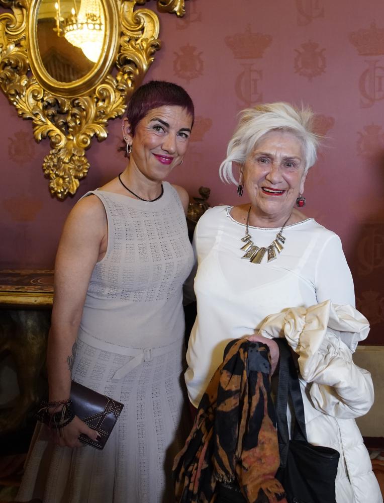 ASÍ NOS CUENTA ACRISMATIC el premio a JESÚS ÁLAMO rodeado de su familia en el Teatro Real
