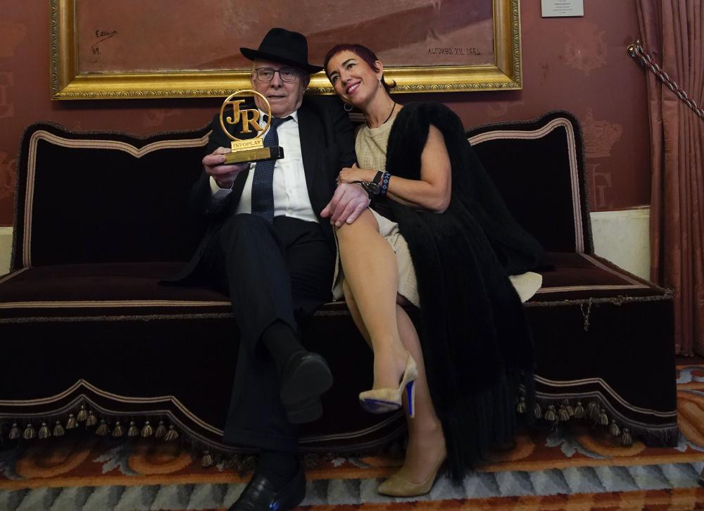 ASÍ NOS CUENTA ACRISMATIC el premio a JESÚS ÁLAMO rodeado de su familia en el Teatro Real