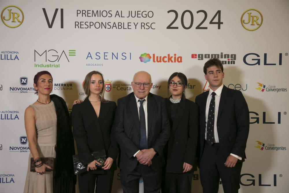 ASÍ NOS CUENTA ACRISMATIC el premio a JESÚS ÁLAMO rodeado de su familia en el Teatro Real