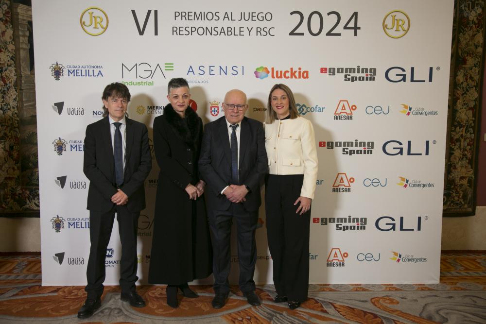 ASÍ NOS CUENTA ACRISMATIC el premio a JESÚS ÁLAMO rodeado de su familia en el Teatro Real