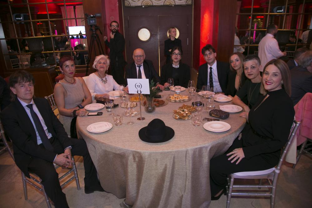 ASÍ NOS CUENTA ACRISMATIC el premio a JESÚS ÁLAMO rodeado de su familia en el Teatro Real