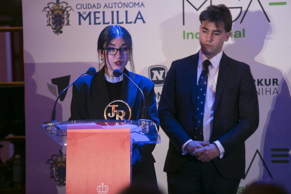 ASÍ NOS CUENTA ACRISMATIC el premio a JESÚS ÁLAMO rodeado de su familia en el Teatro Real