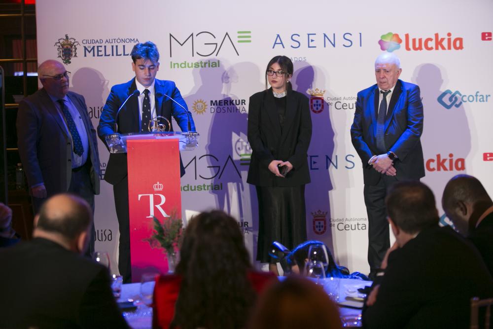 ASÍ NOS CUENTA ACRISMATIC el premio a JESÚS ÁLAMO rodeado de su familia en el Teatro Real