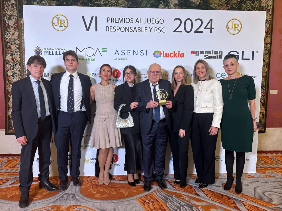 ASÍ NOS CUENTA ACRISMATIC el premio a JESÚS ÁLAMO rodeado de su familia en el Teatro Real