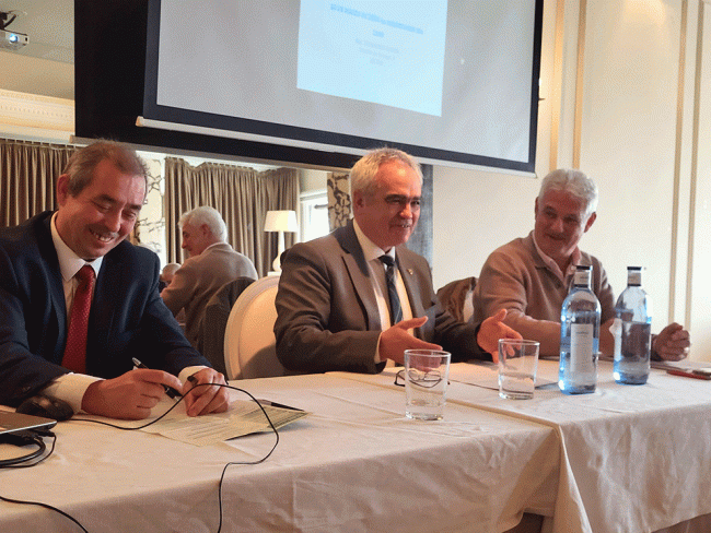  De izquierda a derecha: Peio de Frutos, secretario general de ASE; Aitor Uriarte, director de Juego del gobierno vasco; y Juan Torralba, presidente de ASE. 