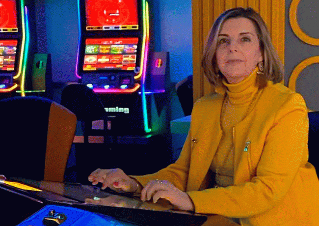 CARMEN RODRIGO, Presidenta de AESOMAR, posa con un maquinón de e-gaming al fondo