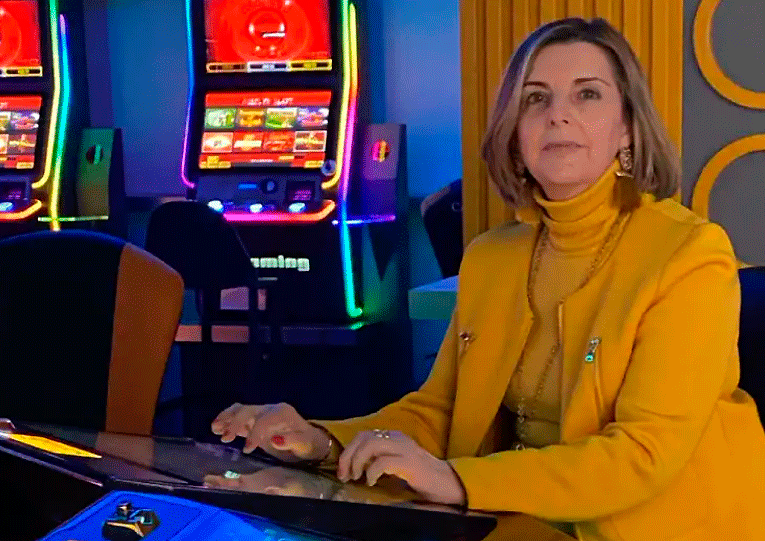 CARMEN RODRIGO, Presidenta de AESOMAR, posa con un maquinón de e-gaming al fondo