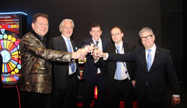 En la foto (de izq a dcha): Goran Miškulin (Spintec CEO), Jürgen Stühmeyer (Member of the Board for Merkur Sales &Technology) Goran Sovilj (Spintec Global Sales Director), Dominik Raasch (CEO adp Merkur GmbH), Carlos Chacón (Merkur Dosniha CEO)