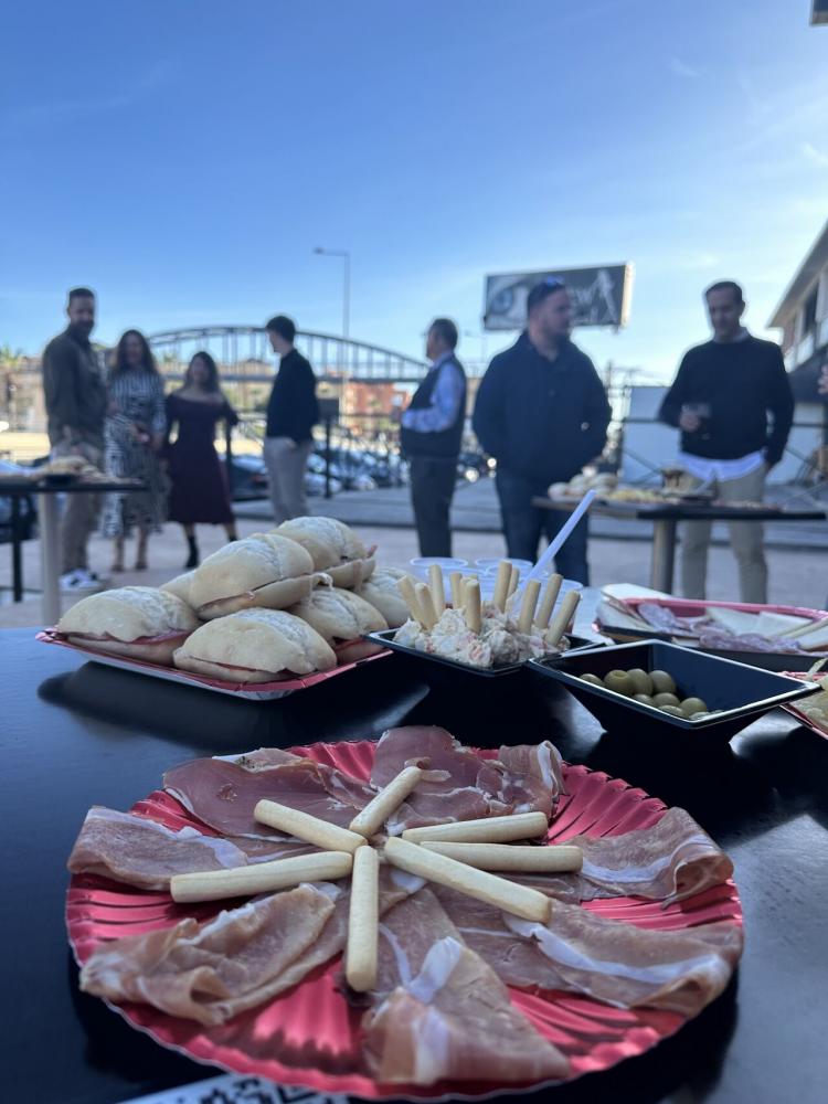 Tiki Taka celebra la inauguración de su nuevo salón en Orihuela Costa