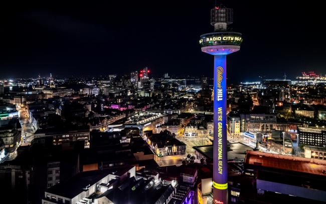 WILLIAM HILL iluminó LIVERPOOL con una proyección visual en 3D en vísperas del Grand National