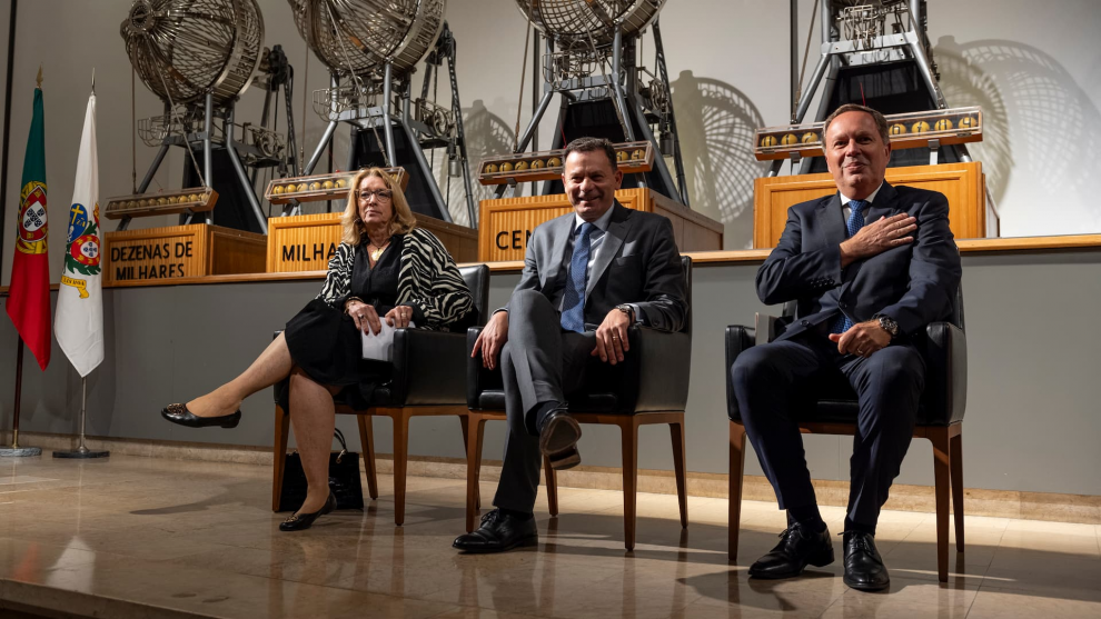 La ministra Maria Rosário Palma Ramalho, el primer ministro Luís Montenegro y el nuevo presidente de Santa Casa, Paulo Alexandre Duarte de Sousa.