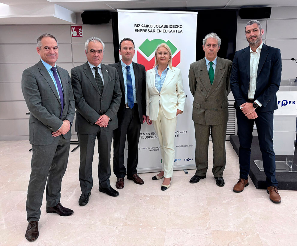 Gonzalo Salcedo (Sec. Gral. Adj. de CEBEK), Aitor Uriarte (Dir. de Juego del Gobierno Vasco), Elena Díez Burgoa (Sec. Téc. de ASERBI), Héctor Valdes (Pres. de ASERBI) y Jorge Rodriguez (Gestor de Asoc. de CEBEK) (izq a der.)
