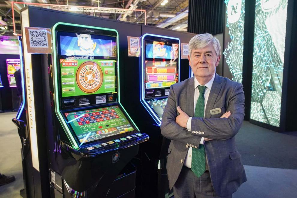 Roberto Rodríguez presenta la primera máquina de doble pantalla de vídeo de Carfama