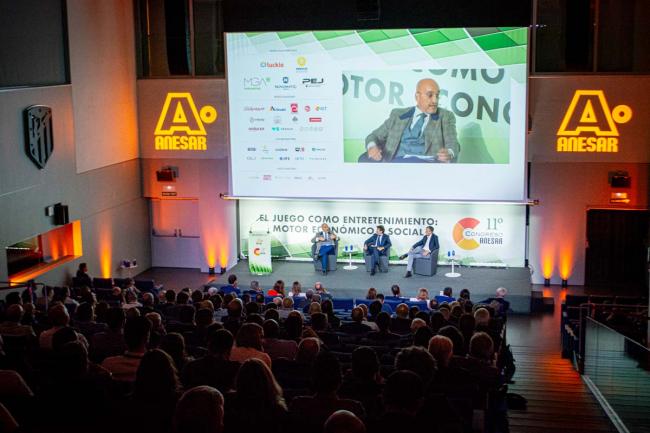 DEMOLEDORA MESA de expertos sobre el impacto de la presión normativa en las empresas 
DOS VÍDEOS