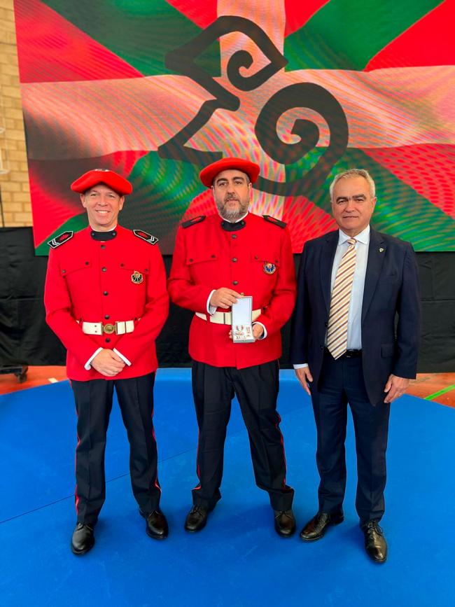 Entrega de medalla a José María Gómez miembro de la Unidad de Juego y Espectáculos del Gobierno Vasco por su 