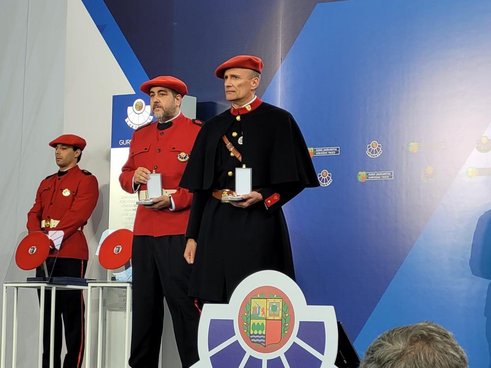 Entrega de medalla a José María Gómez miembro de la Unidad de Juego y Espectáculos del Gobierno Vasco por su 
