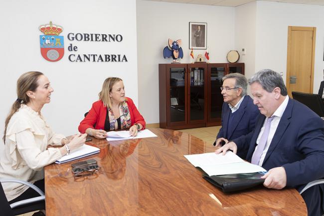  Isabel Urrutia y Mónica Escobedo, en la mesa con los representantes de ANESAR
