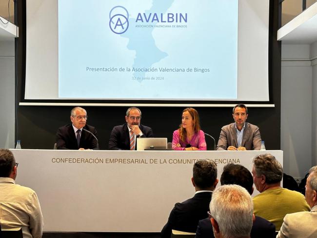 Joaquín Iniesta (Presidente de ALEBIN), Juan Espinosa (Presidente de AVALBIN), Inmaculada Domínguez Directora General de Tributos y Juego de la Generalitat Valenciana y David González (Presidente de Grebin)