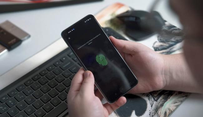 Los operadores NO pueden usar dispositivos biométricos para controlar el acceso de menores a sus webs