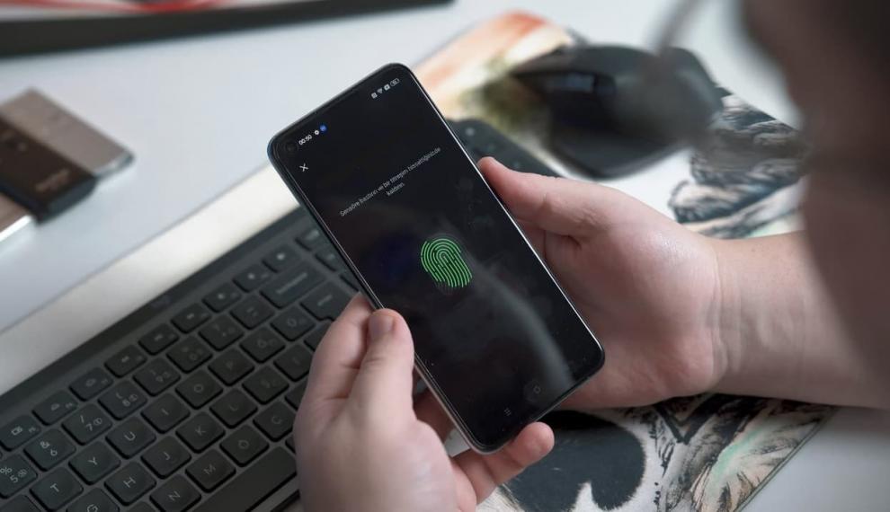 Los operadores NO pueden usar dispositivos biométricos para controlar el acceso de menores a sus webs