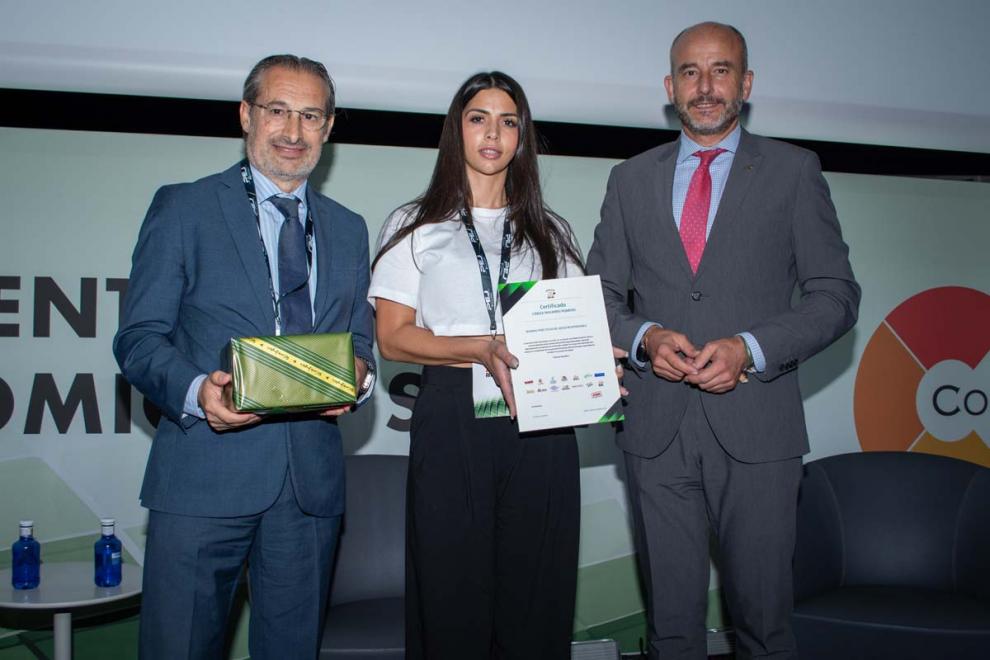 Pepe Vall, presidente de ANESAR, entrega el diploma de formación número 7000 a una trabajadora del sector junto a Ramón Cubián