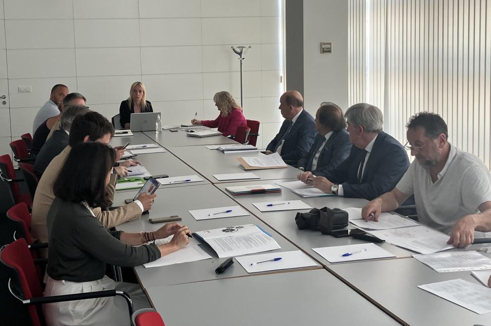 En la cabecera de la mesa en la imagen, la directora general de Presupuestos y Finanzas, Mar Salgado, presidente la reunión del Consejo del Juego este 22 de julio.