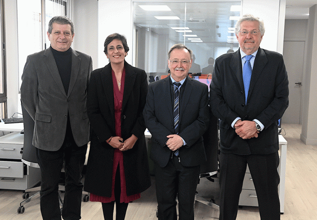 Miguel Suqué, presidente Casino Barcelona Online (Grup Peralada) con las autoridades ceutíes en una reciente visita.