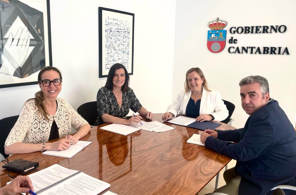La consejera de Presidencia y la alcaldesa de Santander, junto a la directora de Seguridad y Protección Ciudadana, Mónica Escobedo, y el concejalde Fomento, Agustín Navarro (Foto: Gobierno de Cantabria)
