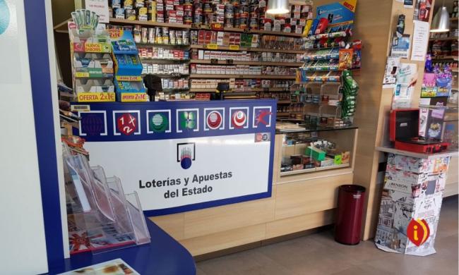 Un estanco con venta de juegos de SELAE, entre tabaco y chuches.
