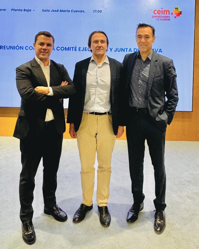 Los responsables de las tres asociaciones, de izquierda a derecha: Javier Sanchidrian, de AMADER; Vicente Carrasco, presidente de AEJOMA y José Luis Merino, secretario General de ASEJU