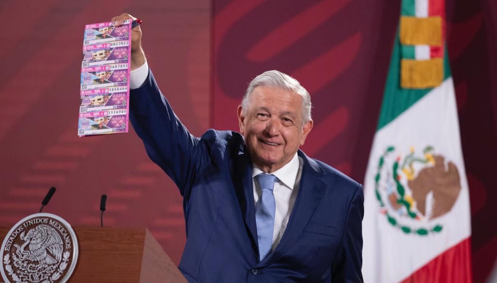 El presidente mexicano AMLO invita a jugar