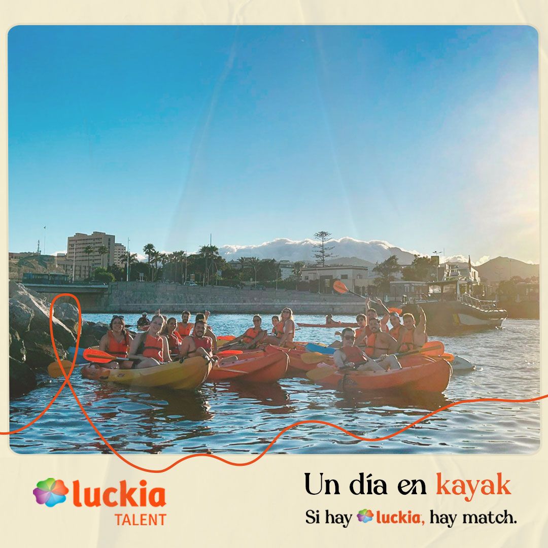 Luckia fomenta la cohesión de equipo con una aventura en kayak en Ceuta