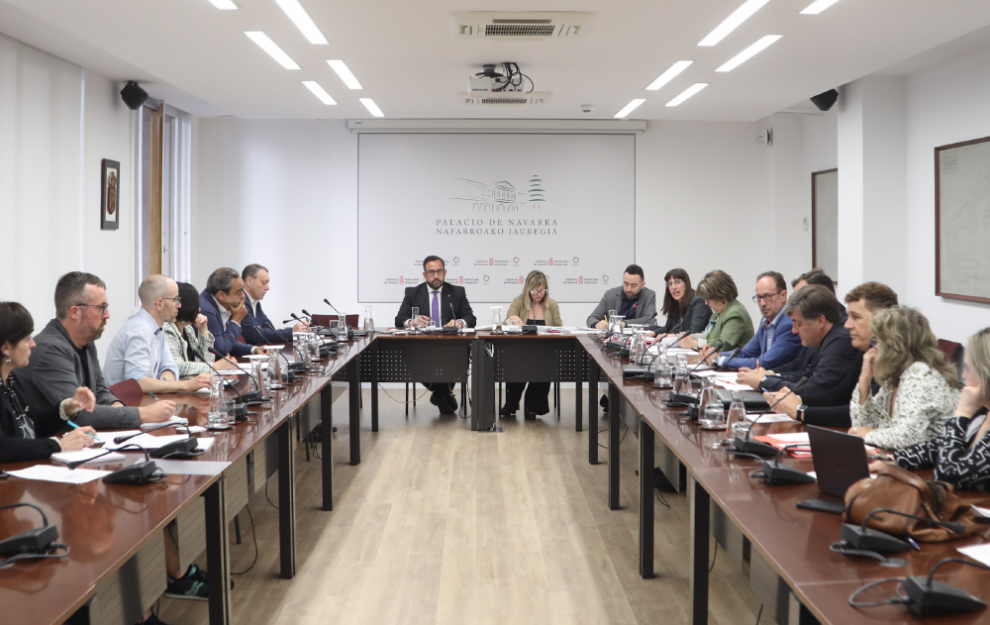 Imagen de una reunión del Consejo de Juego en el Parlamento navarro