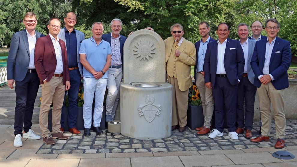 Merkur Celebra los 90 Años de Paul Gauselmann con Regalos para el Castillo Benkhausen