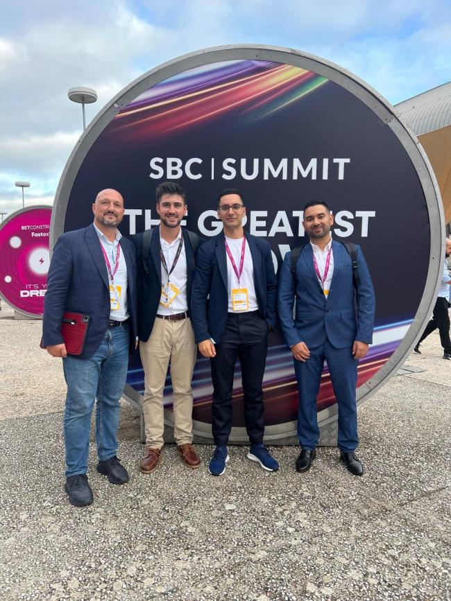 El equipo de Casino Pause&Play, liderado por David Fernández, en el SBC Summit de Lisboa