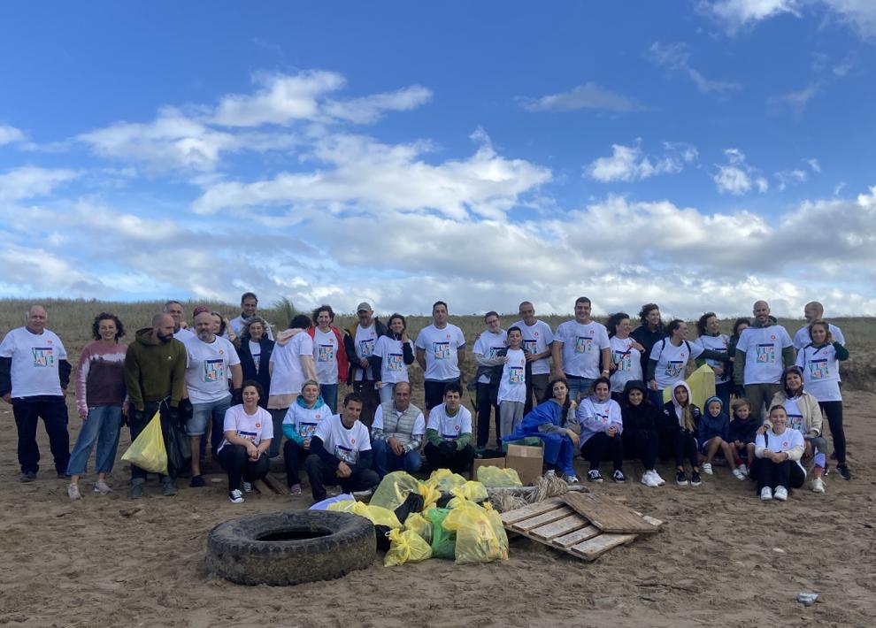 Grupo Díaz Carbajosa recoge 105 kilos de "Basuraleza" en la playa de Xagó, reforzando su compromiso con la RSC