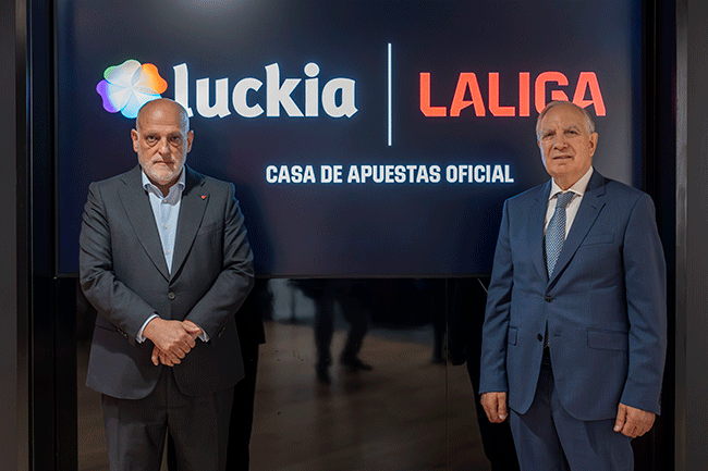 Luckia y LALIGA plasman su acuerdo con la firma entre José González y Javier Tebas