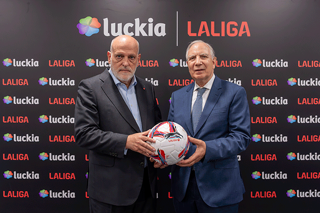 Luckia y LALIGA plasman su acuerdo con la firma entre José González y Javier Tebas