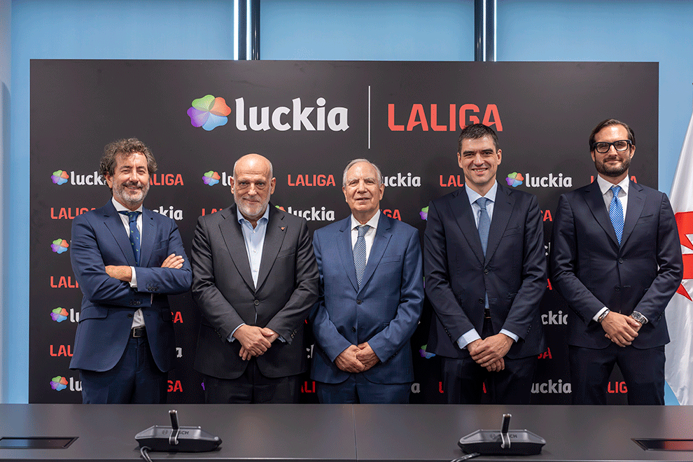 Luckia y LALIGA plasman su acuerdo con la firma entre José González y Javier Tebas