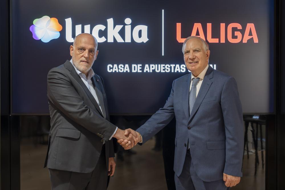 Luckia y LALIGA plasman su acuerdo con la firma entre José González y Javier Tebas