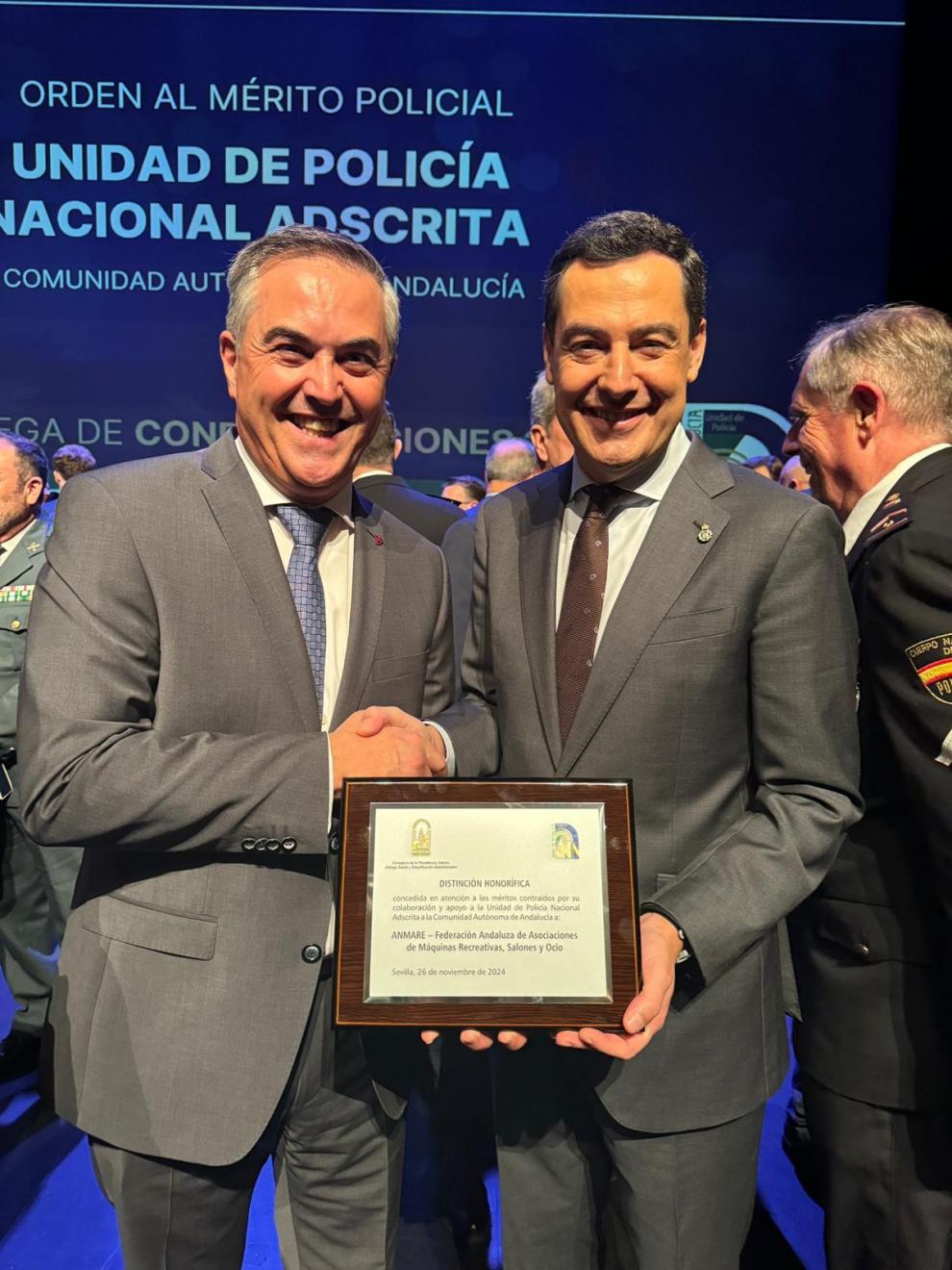 ANMARE recibe distinción honorífica de manos del presidente Juanma Moreno por su colaboración con la Unidad de Policía Adscrita de Andalucía