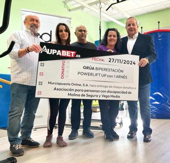 Aupabet dona una grúa de última generación para personas con discapacidad