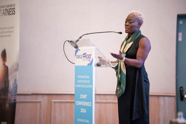 Jamaica impulsa un marco de juego responsable para su industria de casinos turísticos