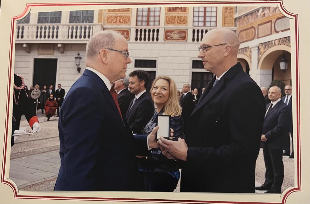 Pascal Camia, alto directivo de Monte-Carlo SBM, recibe la distinción de Caballero en la Orden de San Carlos de manos del Príncipe Alberto II