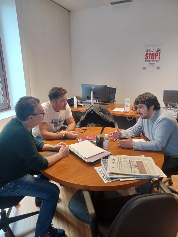 Contigo Navarra se reúne con trabajadores de salones de juego para abordar sus condiciones laborales