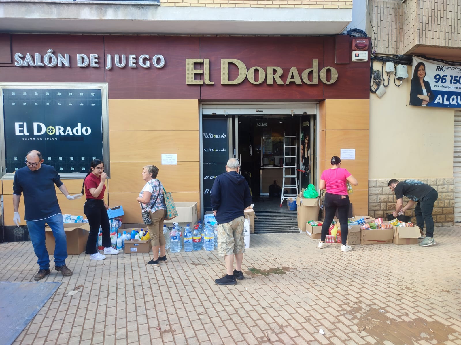 IMPRESIONANTE GALERÍA DE FOTOS
Los salones El Dorado distribuyen ayuda enviada desde Montiel a los afectados en Aldaia y Algemesí