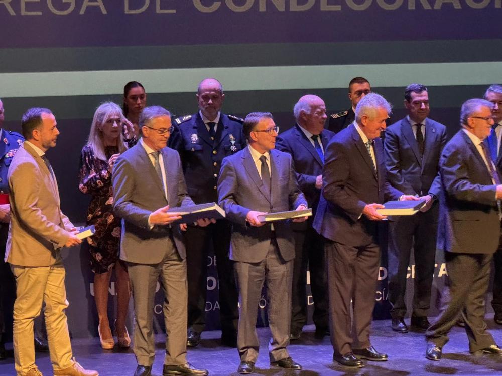 ANMARE recibe distinción honorífica de manos del presidente Juanma Moreno por su colaboración con la Unidad de Policía Adscrita de Andalucía
