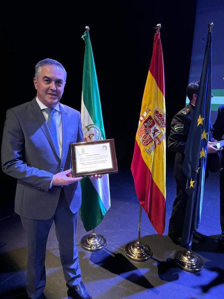 ANMARE recibe distinción honorífica de manos del presidente Juanma Moreno por su colaboración con la Unidad de Policía Adscrita de Andalucía