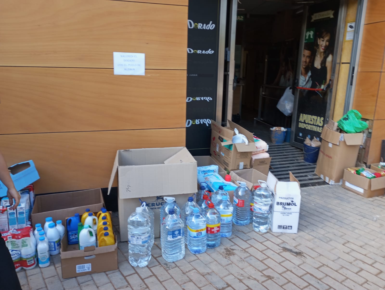 IMPRESIONANTE GALERÍA DE FOTOS
Los salones El Dorado distribuyen ayuda enviada desde Montiel a los afectados en Aldaia y Algemesí